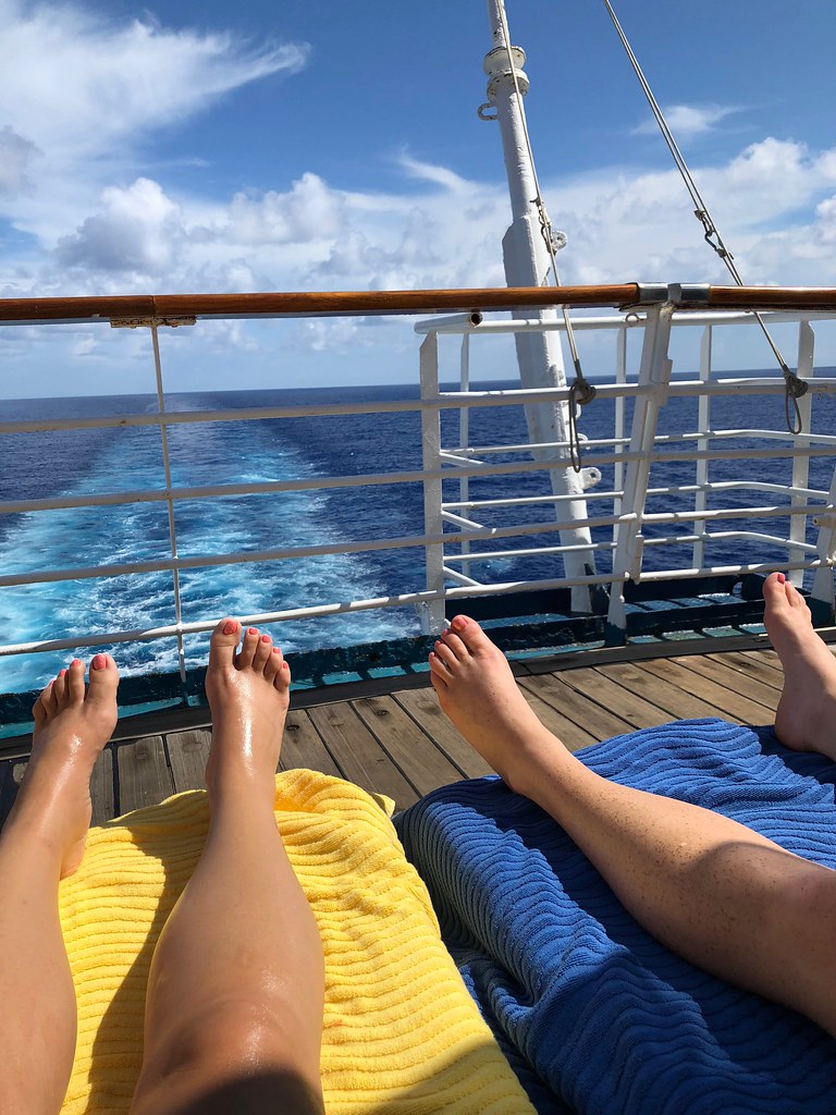 Sexy feet on a fun vacation ?