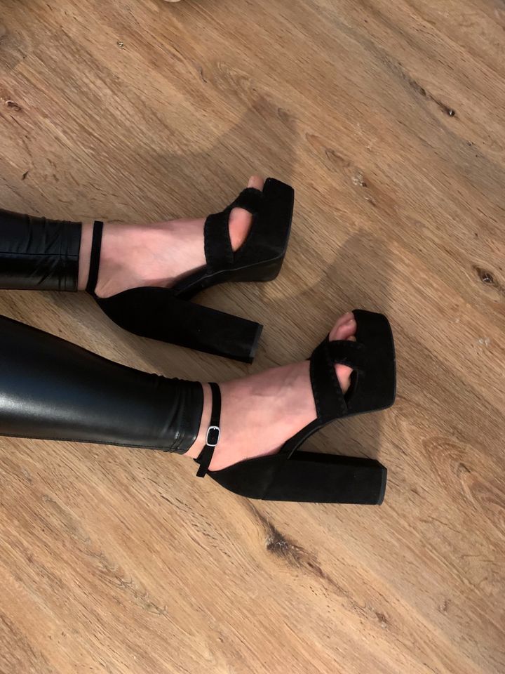 High Heels Schwarz Samt, gern getragen