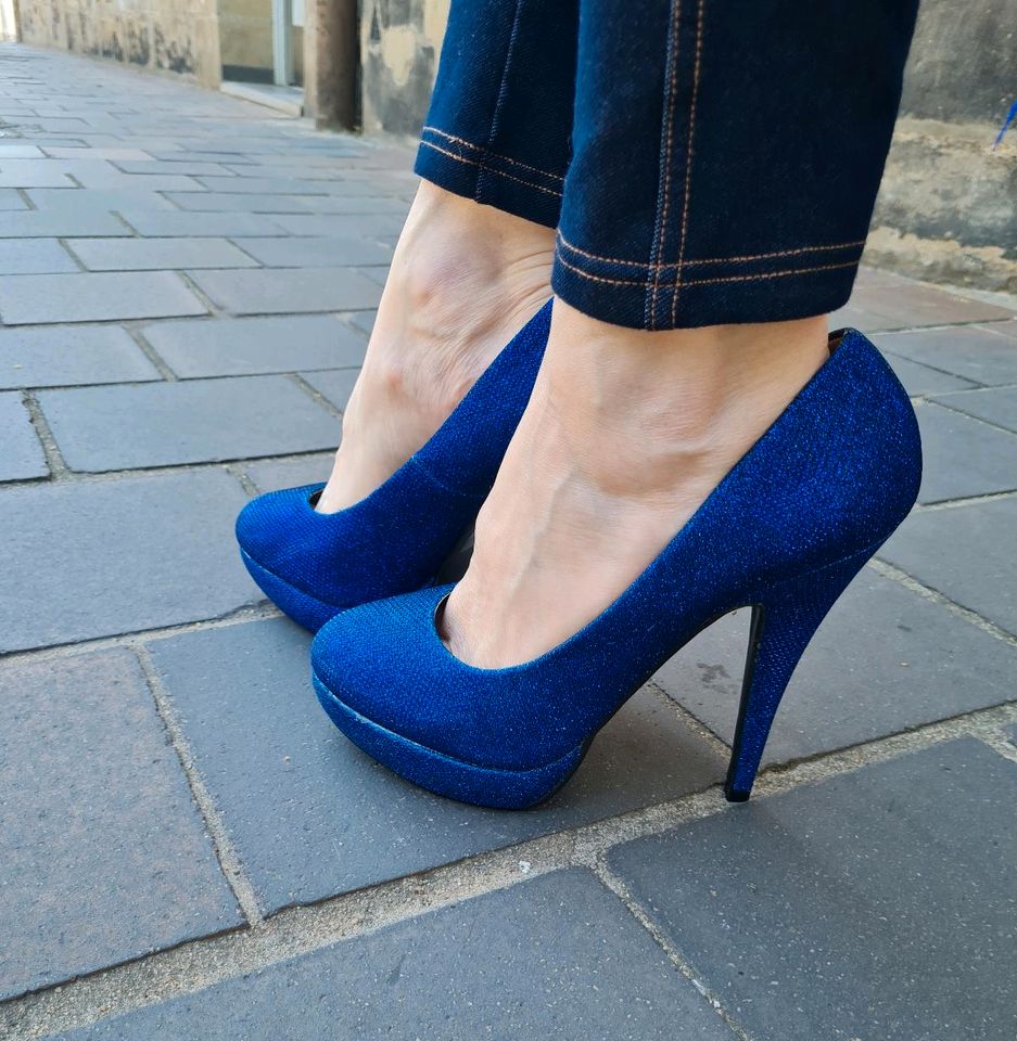 Highheel in glitzer blau